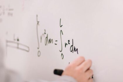 Qual é a fórmula para calcular a lei de Newton?